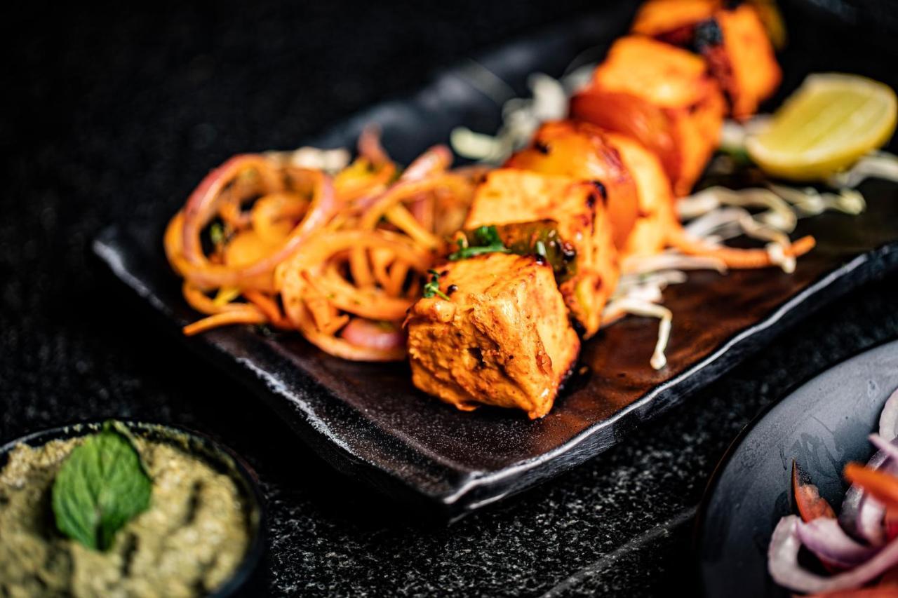 Ginger Sanand Hotel Luaran gambar